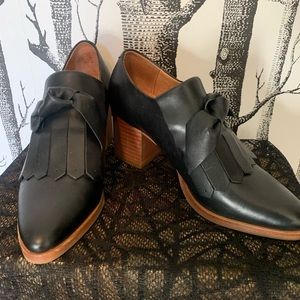 Leather kiltie design heeled loafer